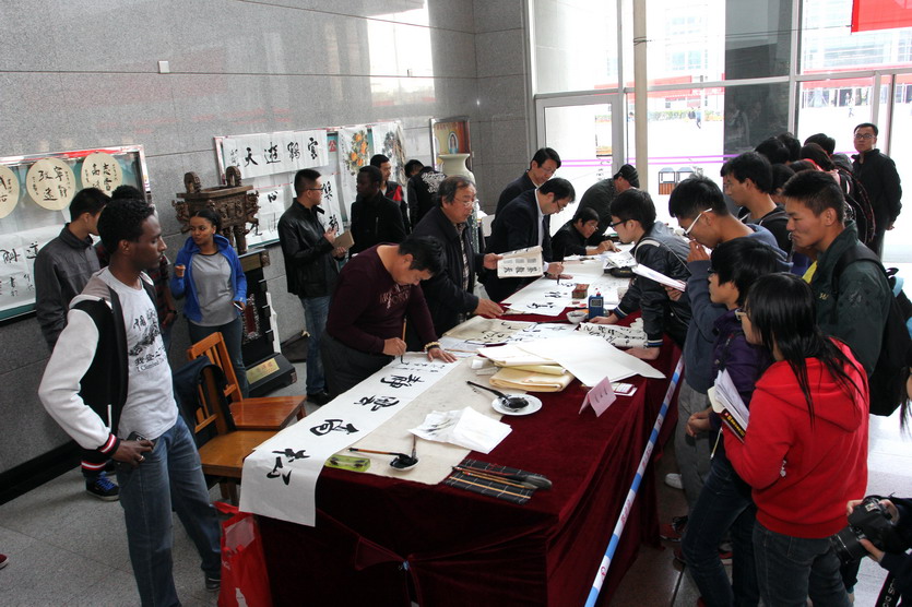 翰墨飄香，書寫青春——我校2014年度大學(xué)生鋼筆、粉筆規(guī)范字書寫大賽優(yōu)秀作品展暨筆會圓滿舉行